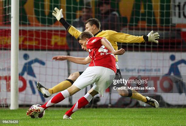 Nils Petersen of Cottbus scores the first goal during the Second Bundesliga match between FC Energie Cottbus and 1.FC Union Berlin at Stadion der...