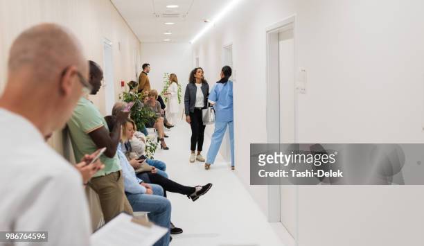 wartezimmer in einem krankenhaus - beengt stock-fotos und bilder