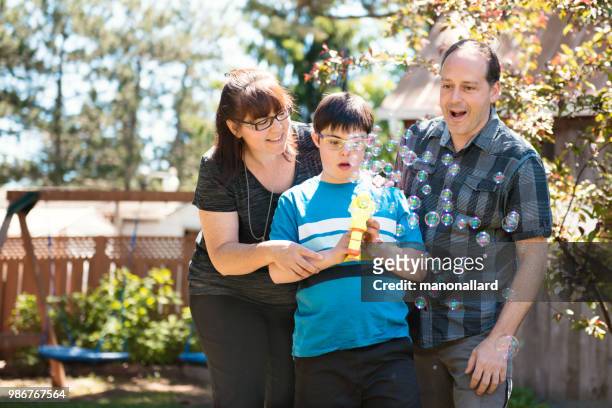 Föräldrar med sin autistiska och Downs syndrom barn i vardag