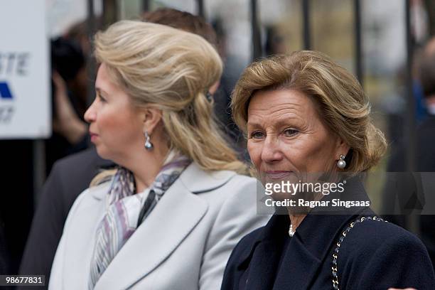 Queen Sonja of Norwaym and Svetlana Medvedeva visit the Soviet memorial at the Western Cemetery to remember Soviet troops who died in Norway during...