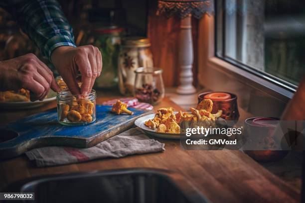 preservando os cogumelos chanterelle orgânico em frascos - king trumpet mushroom - fotografias e filmes do acervo