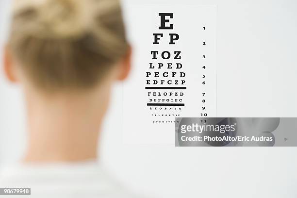woman taking eye exam - sehtest stock-fotos und bilder
