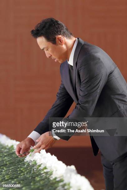 Former pitcher Hiroki Kuroda offers a flower at the farewell ceremony for late baseball player Sachio Kinugasa on June 28, 2018 in Hiroshima, Japan.