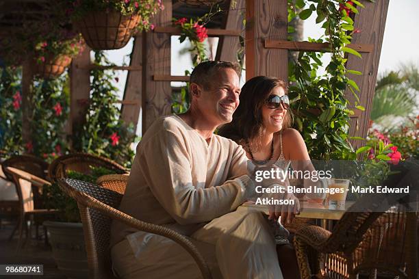 smiling couple eating in restaurant - coppie cibo food bistrot foto e immagini stock