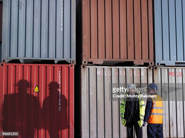 port workers with shipping containers - monty shadow - fotografias e filmes do acervo