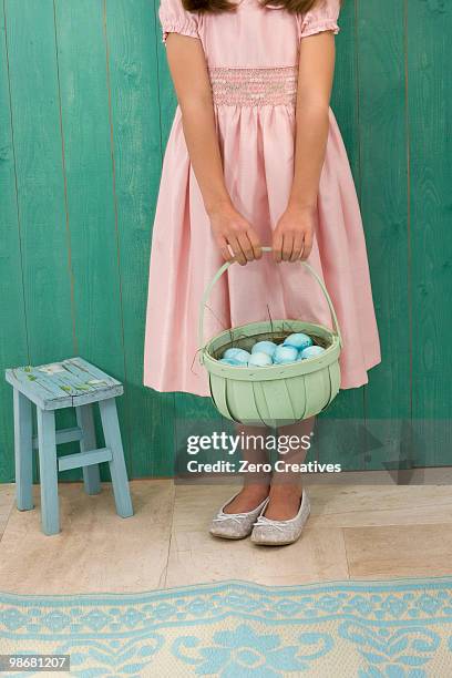 easter arrangements - zondagse kleren stockfoto's en -beelden