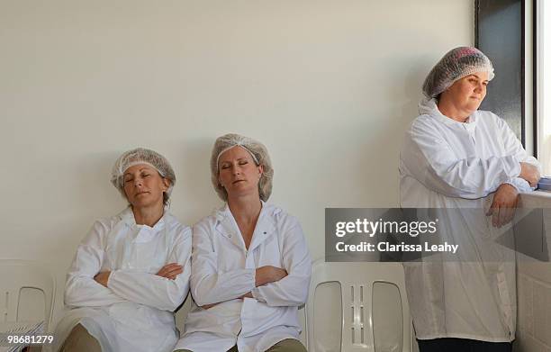 factory workers resting - matt drudge stock-fotos und bilder