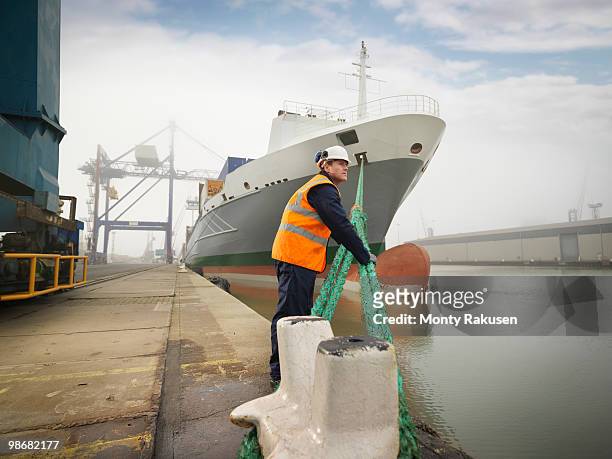 port worker with container ship - dockarbeiter stock-fotos und bilder