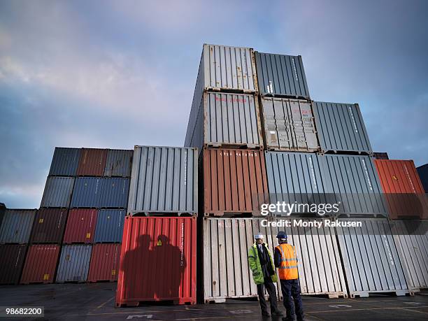 port workers with shipping containers - monty shadow stockfoto's en -beelden