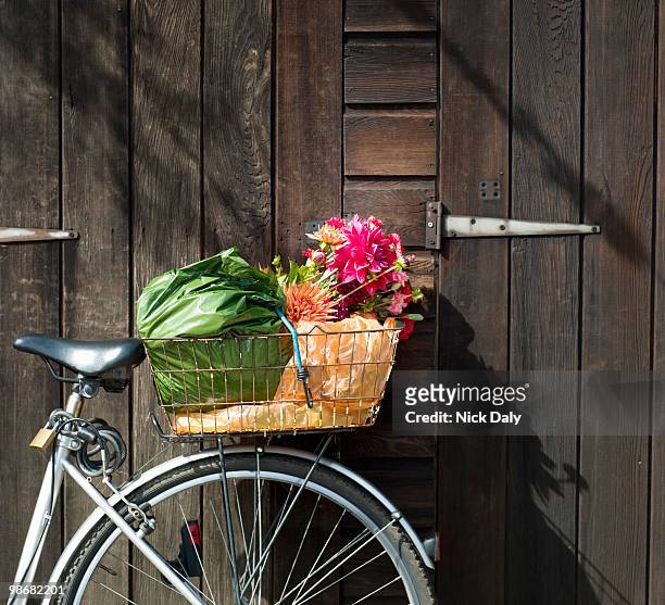 cropped bike basket containing shopping - buying a bike stock-fotos und bilder