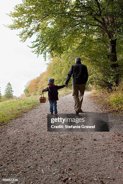 father and son going for a walk - stefanie grewel 個照片及圖片檔