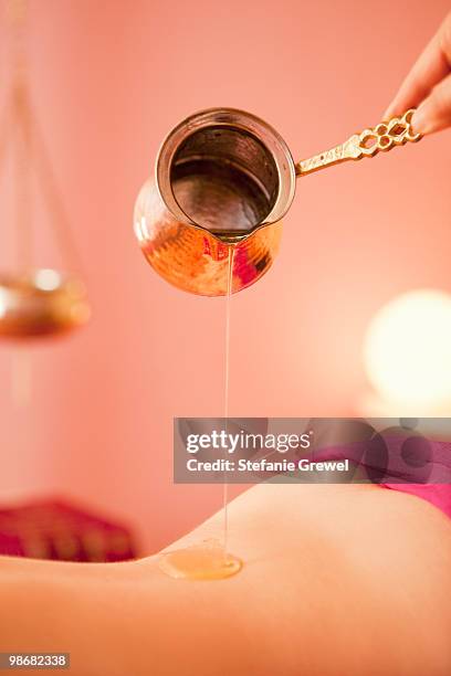 ayurvedic oil dropping on body - stefanie grewel 個照片及圖片檔