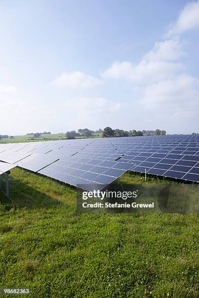 solar panels on a meadow - stefanie grewel 個照片及圖片檔