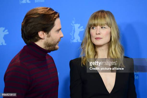 February 2018, Germany, Berlin, Berlinale, photo session, "7 Tage in Entebbe" : The actors Daniel Bruehl and Rosamund Pike. The film is running out...