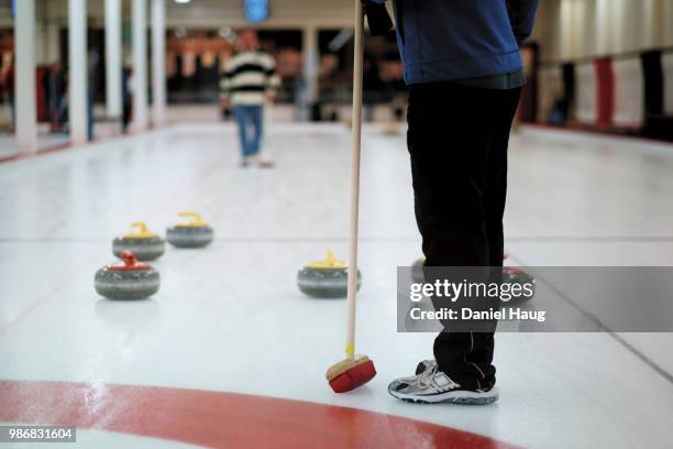 sweeping curling - curling stock-fotos und bilder