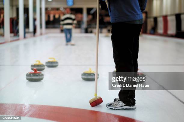 sweeping curling - curlingsten bildbanksfoton och bilder