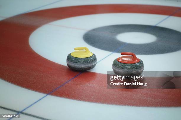 curling rocks inside target - curling sport stockfoto's en -beelden