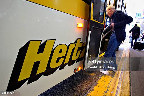 Traveler boards a Hertz shuttle bus at O'Hare International Airport in Chicago, Illinois, U.S., on Monday, April 26, 2010. Hertz Global Holdings...