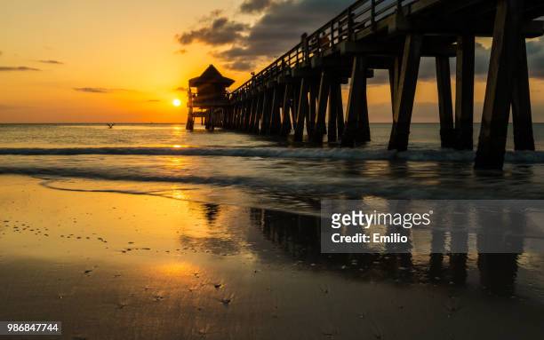sunset in naples beach - naples beach stockfoto's en -beelden