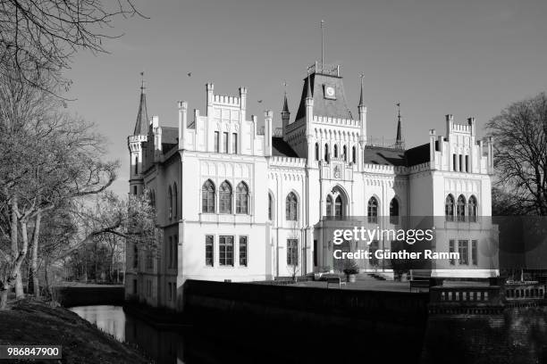 evenburg im sonnenschein - sonnenschein stock pictures, royalty-free photos & images