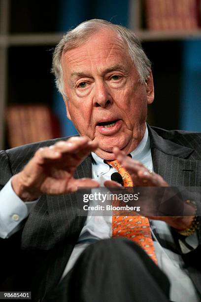 Boone Pickens, chairman of BP Capital LLC , speaks during the 2010 Milken Institute Global Conference in Los Angeles, California, U.S., on Monday,...