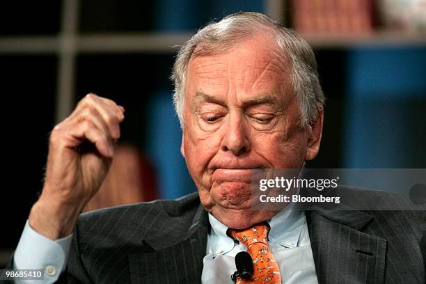 Boone Pickens, chairman of BP Capital LLC, pauses during the 2010 Milken Institute Global Conference in Los Angeles, California, U.S., on Monday,...