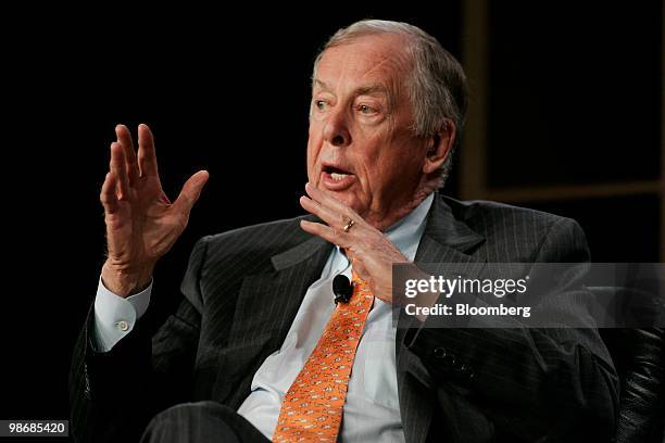 Boone Pickens, chairman of BP Capital LLC , speaks during the 2010 Milken Institute Global Conference in Los Angeles, California, U.S., on Monday,...