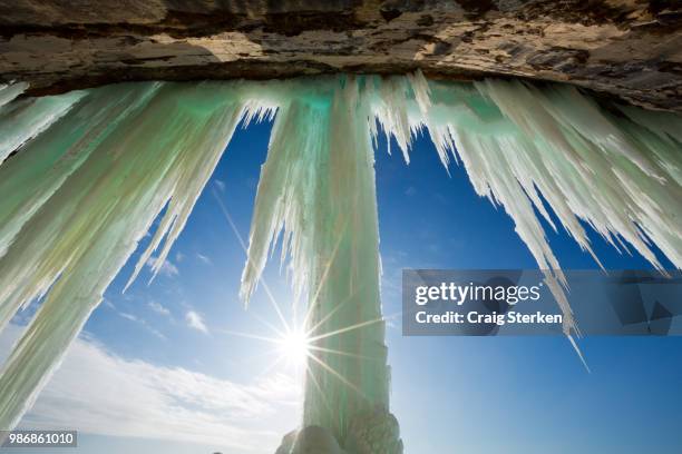 sun burst on grand island ice curtain - munising michigan - munising fotografías e imágenes de stock