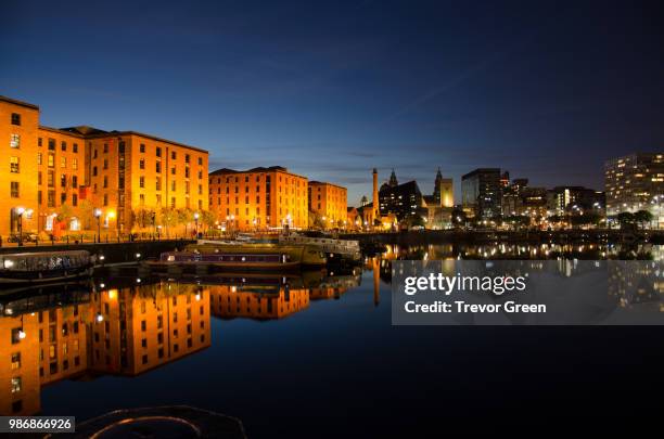 albert dock at night - albert dock stock pictures, royalty-free photos & images