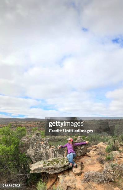 frau sitzt auf rock stuhl in die cederberge - cederberg gebirge stock-fotos und bilder