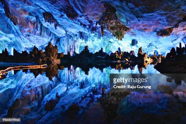 surreal caves of guilin, china - tropfsteinhöhle stalaktiten stock-fotos und bilder