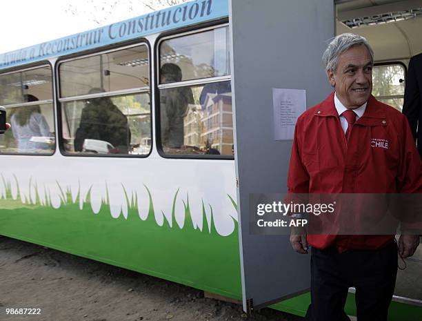 Chilean President Sebastian Piñera visits a classroom during the inauguration on April 26, 2010 of the "bus school" where the private school Mis...