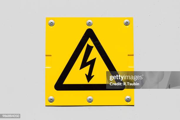 sign of danger high voltage symbol on the white wall - electrical shock stockfoto's en -beelden