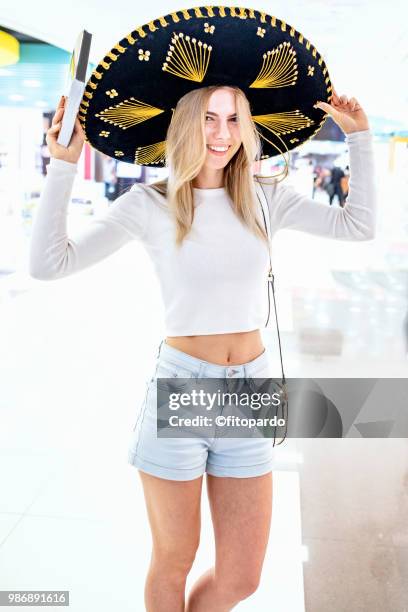 blond tourist posing with a mexican hat - mexican hat fotografías e imágenes de stock