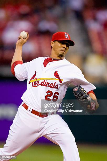 Starting pitcher Kyle Lohse of the St. Louis Cardinals throws against the Atlanta Braves at Busch Stadium on April 26, 2010 in St. Louis, Missouri.