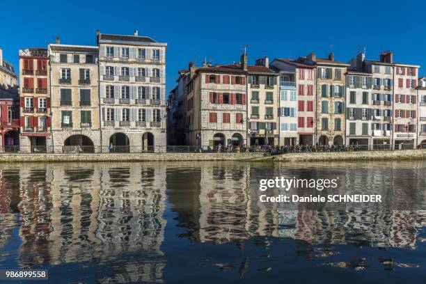 basque country, bayonne, petit bayonne district, quay galuperie, facades reflecting in the nive river - bayonne stock pictures, royalty-free photos & images