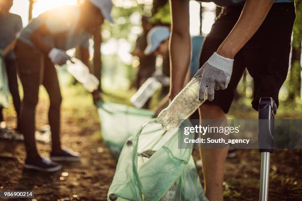 freiwillige reinigung park - cleaning person stock-fotos und bilder