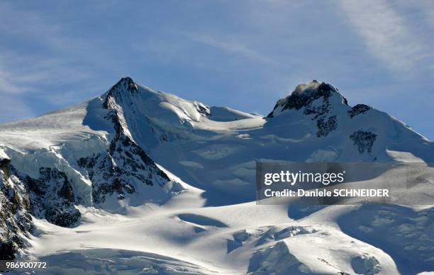 switzerland, canton of vaud, zermatt ski resort, monte rosa massif - vaud canton stockfoto's en -beelden