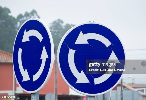Roundabouts Line Signs 811 Roundabout Sign Stock Photos, High-Res Pictures, and Images - Getty ...