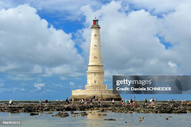 france, south-western france, gironde estuary, cordouan lighthouse at low tide - estuario fotografías e imágenes de stock