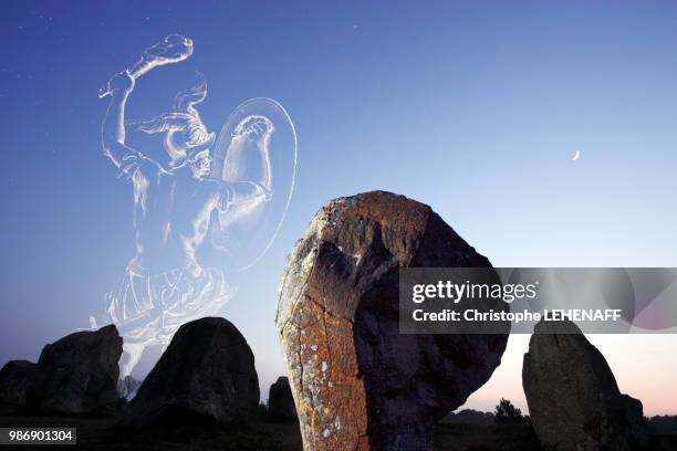 morbihan, carnac, menhirs, alignment of kermario in the twilight. the orion hunter seems to want to capture the crescent of the moon. - menhir ストックフォトと画像