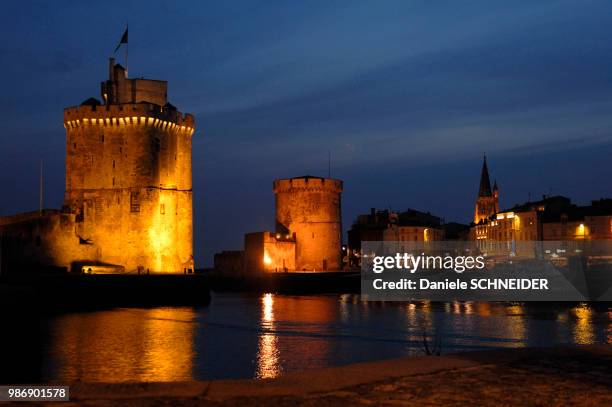 france, southwestern france, illuminated towers et the entrance of the old port - poitou charentes imagens e fotografias de stock