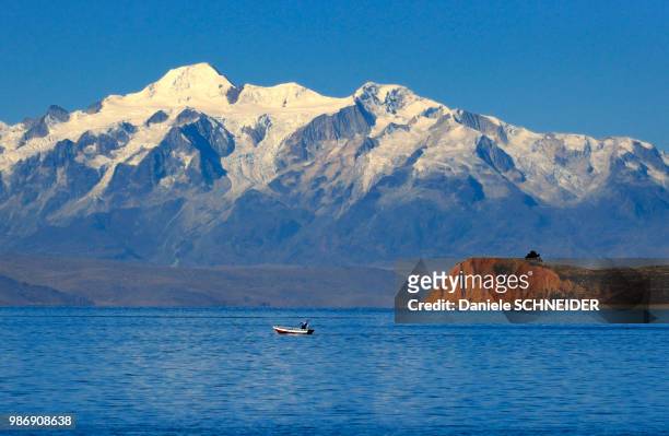 bolivia, south america, sunset on the volcano illimani under snow and the lake titicaca - titicacameer stockfoto's en -beelden