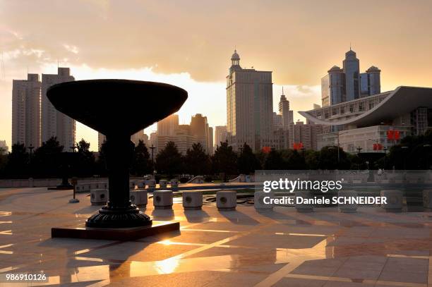 china, shanghai, puxi district, people's square in the evening - puxi foto e immagini stock