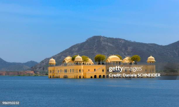 india, rajasthan, near jaipur, water palace (jal mahal) in the middle of the man sagar lake - jal mahal stock pictures, royalty-free photos & images