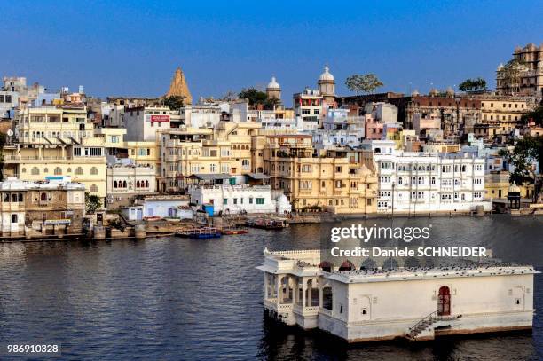 india, rajasthan, udaipur, city palace along the lake pichola - lake palace stockfoto's en -beelden