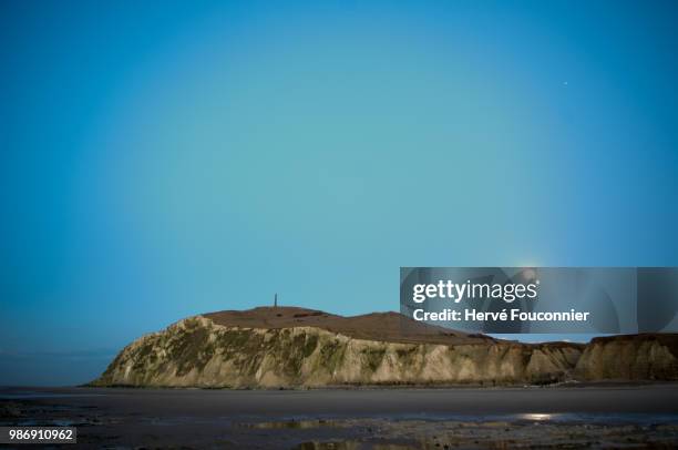 lever de lune au cap blanc-nez - lune 個照片及圖片檔