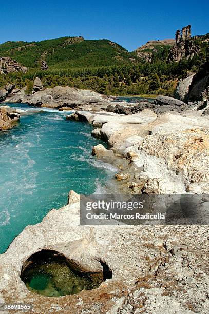 patagonia caleufu river - radicella fotografías e imágenes de stock