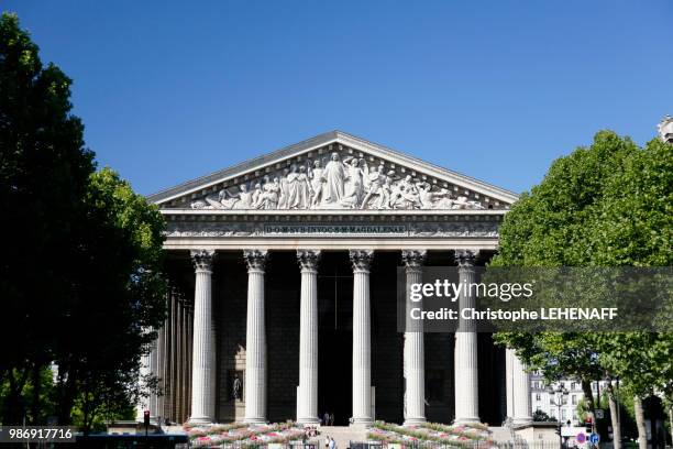 paris. 8th district. church of the madeleine in summer. - quartier de la madeleine photos et images de collection