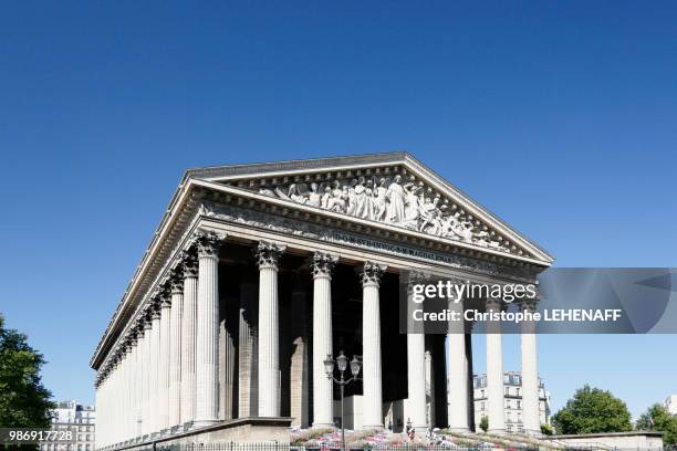 paris. 8th district. church of the madeleine in summer. - la madeleine kwartier stockfoto's en -beelden